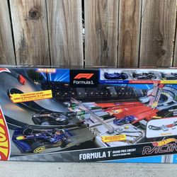 Hot Wheels Race Formula 1 Grand Prix Circuit Track Set With 3 1:64 Scale Die-Cast Toy Cars 