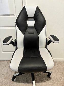 Black & White Gaming / Office Chair ā $50 OBO