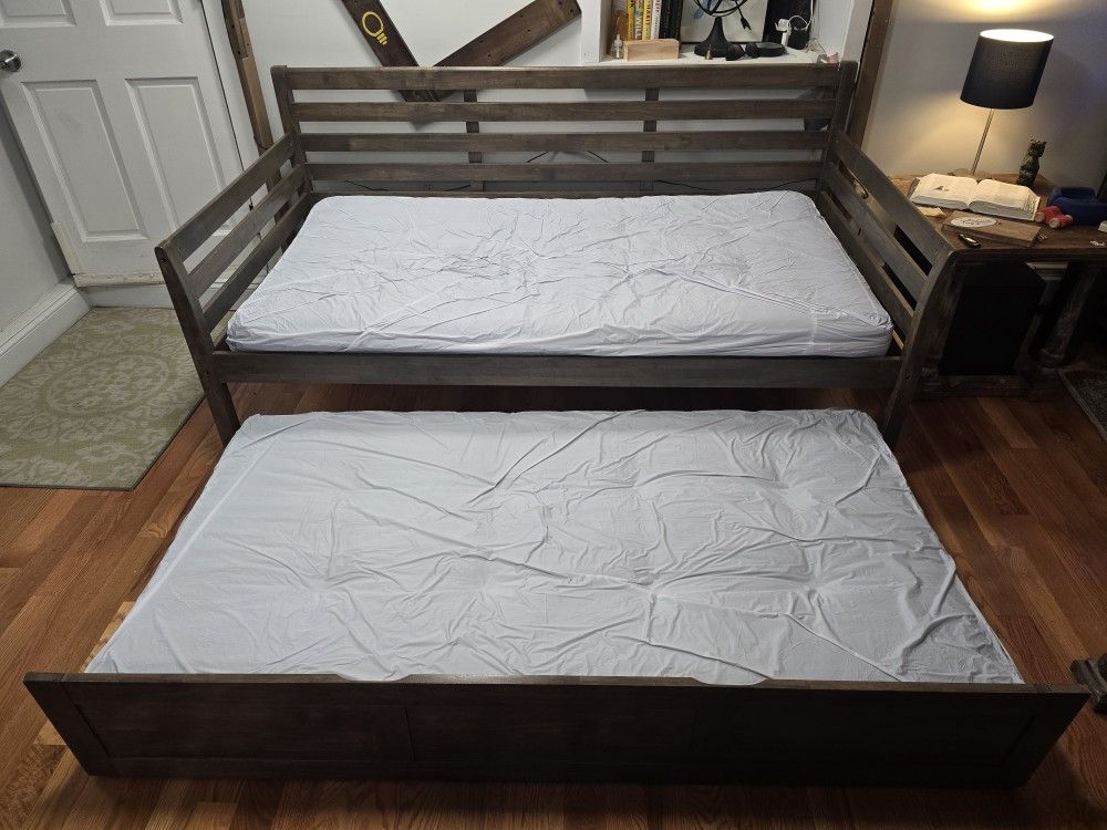 Daybed w/ Trundle - $180 - OBO - DELIVERY AVAILABLE
