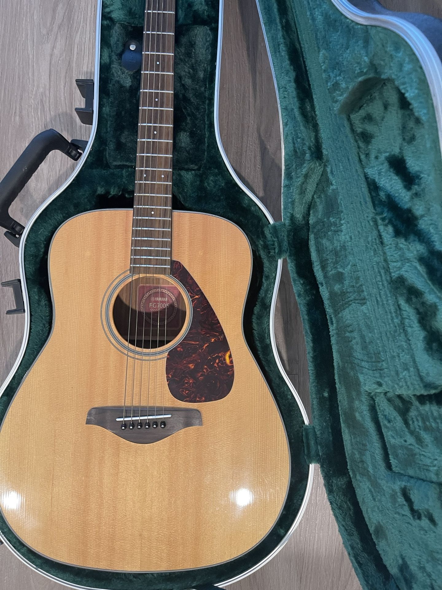  Yamaha FG700S Acoustic Guitar + SKB Hard Case