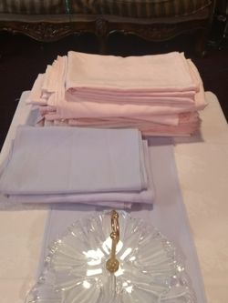 2 pink Table clothe and 2 purple liner. Clean
