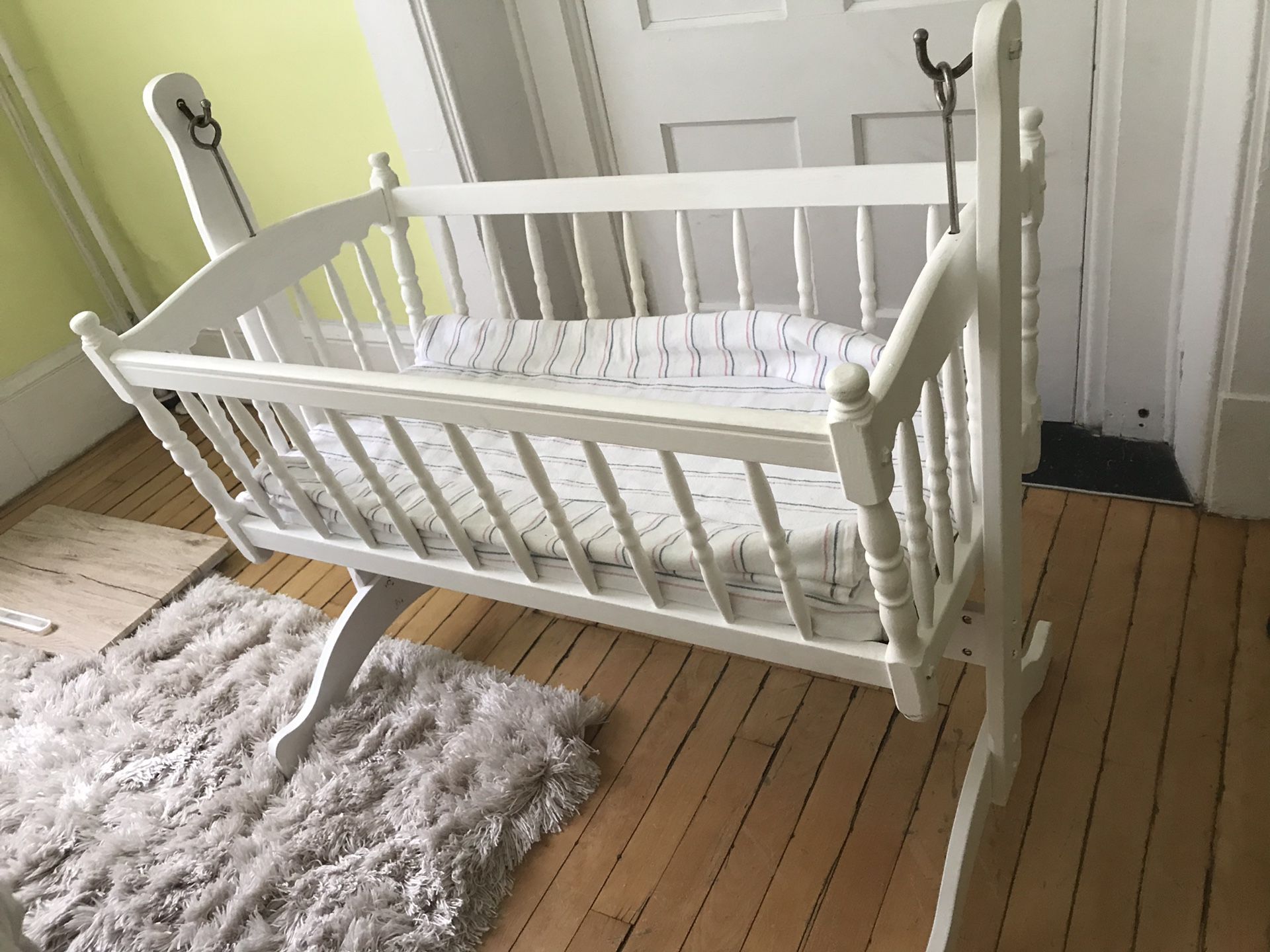 Swinging baby bassinet crib