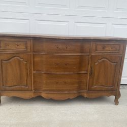 Selling A Vintage 5 Drawer Server/buffet 