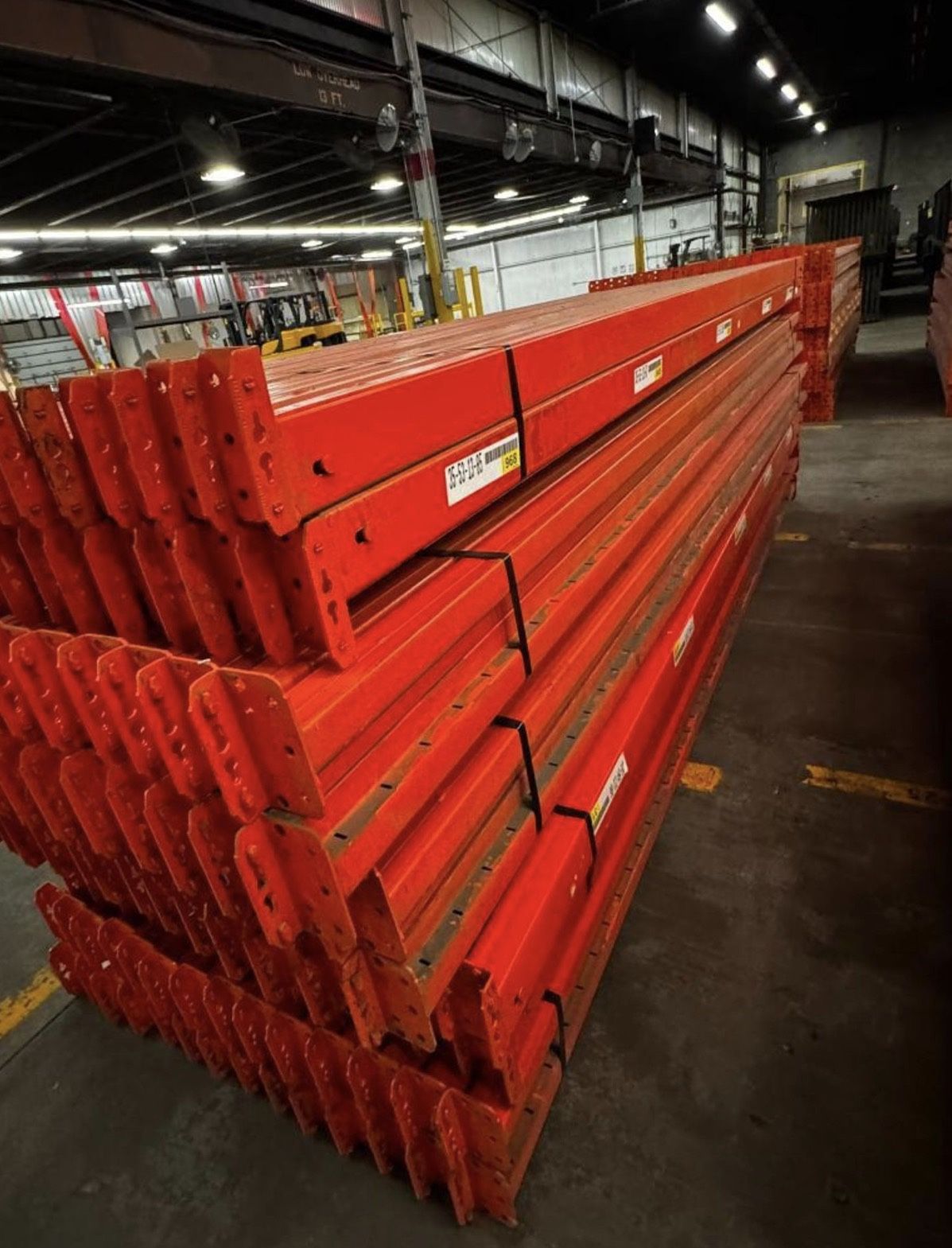 Industrial Teardrop Pallet Racks Beams Uprights Wire Decks Racking