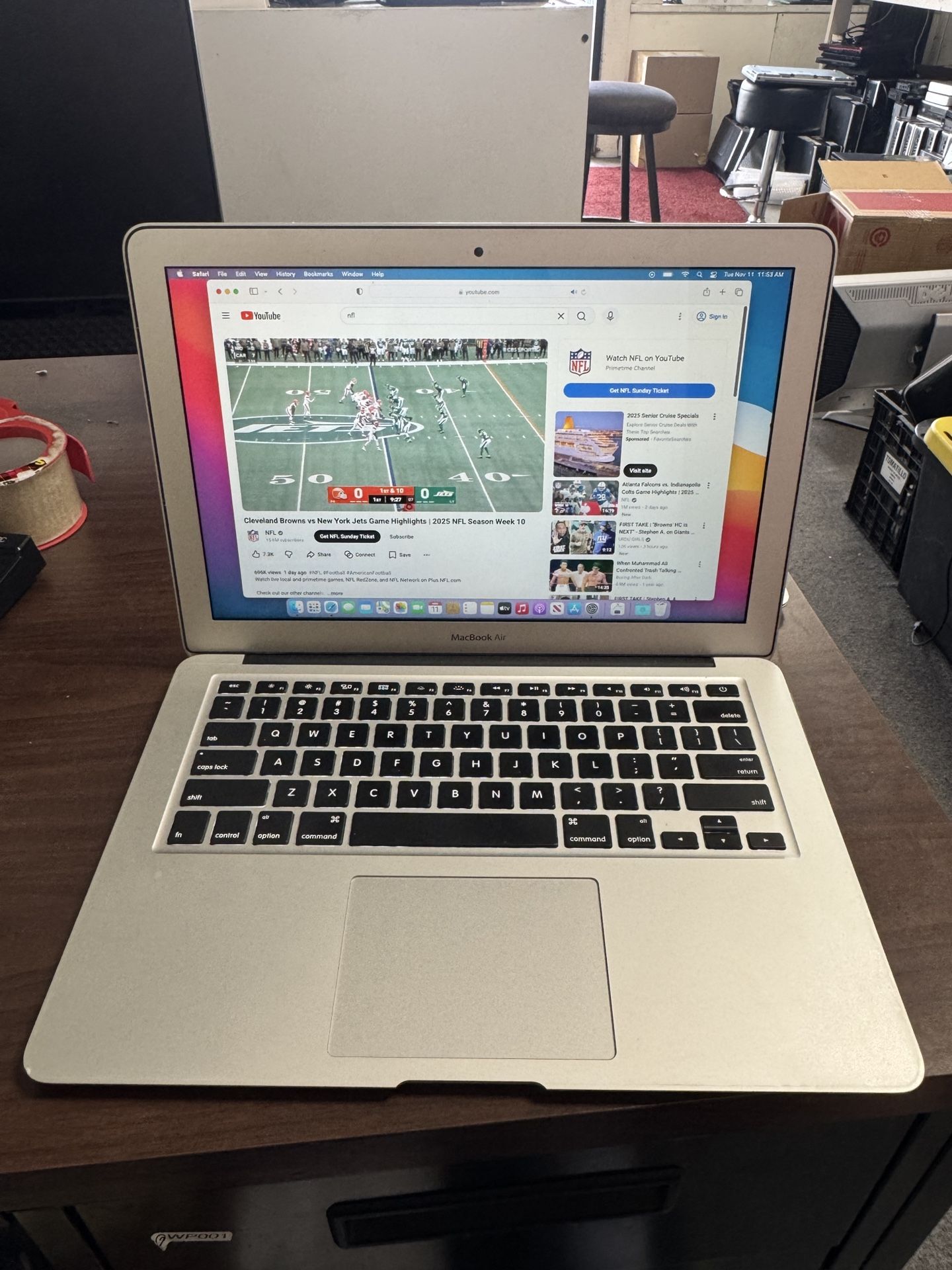 MACBOOK AIR LAPTOP **APPLE**COMES WITH CHARGER