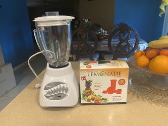 Licuadora Y Juego Para Aser Jugas En Buenas Condition 