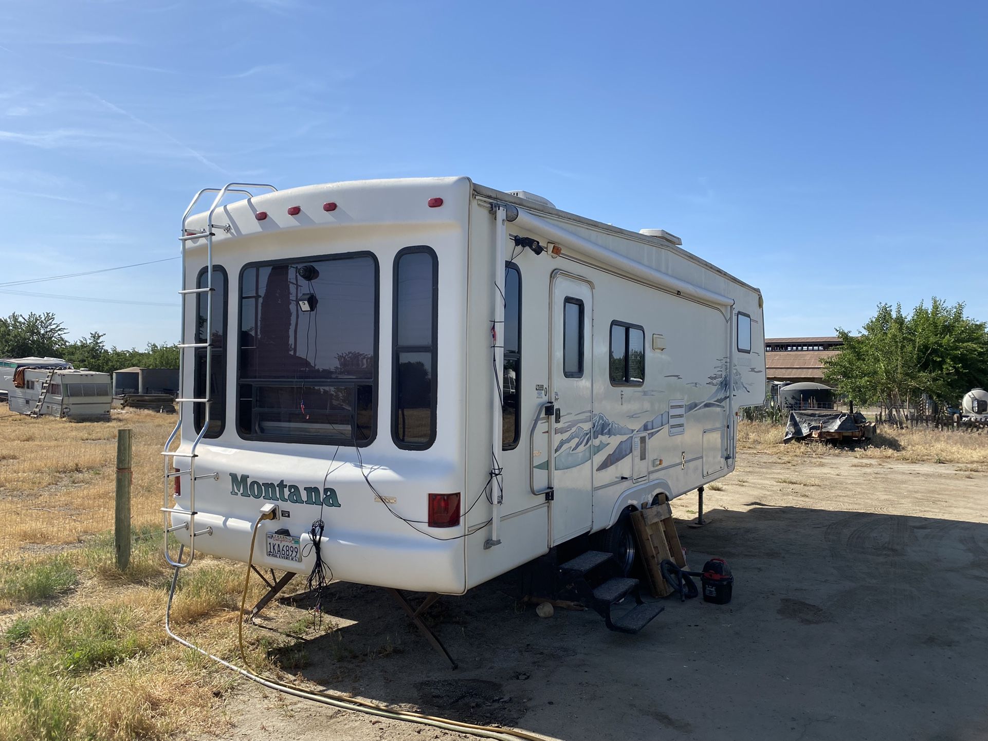 Photo Clean 30 Ft Fifth Wheel 2003 Montana