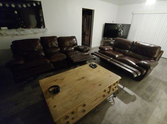 Beautiful Reclining Leather Couch Set $400 Obo