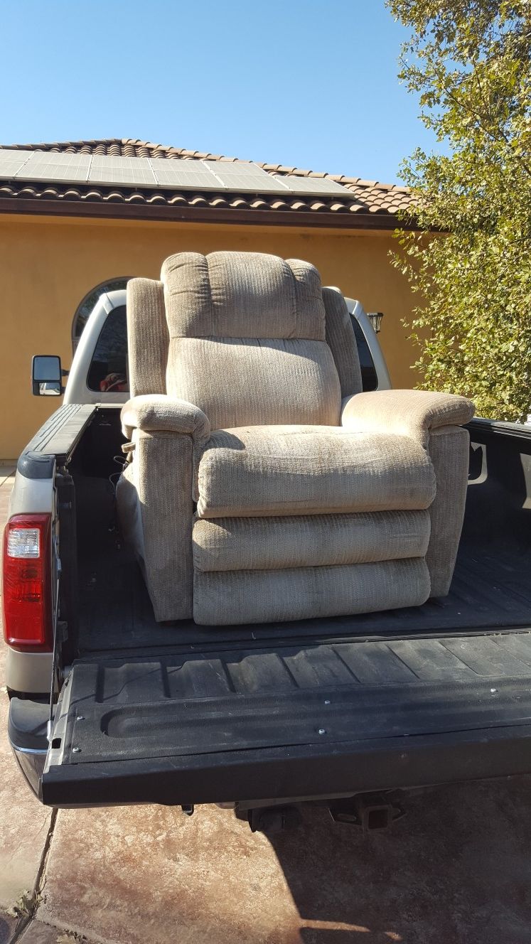 Lazy Boy Lift Recliner w/ heat & massage. Works great!