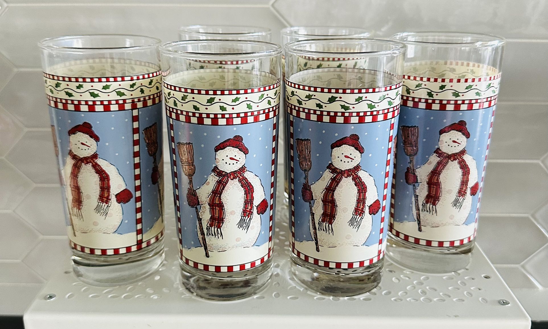 Set of 6 vintage Debbie Mumm snowman Christmas glasses 16 oz 6 1/4” tall. Nicely weighted bottoms. great condition they look like new