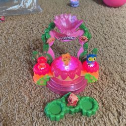 Hachimal Light Up Stage Set With 4 Hachimals And Hatchimal Seats