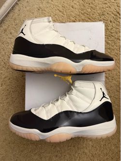 Size 11W / 9.5 men’s (Pre owned, comes with original box) - Air Jordan 11 retro Neapolitan