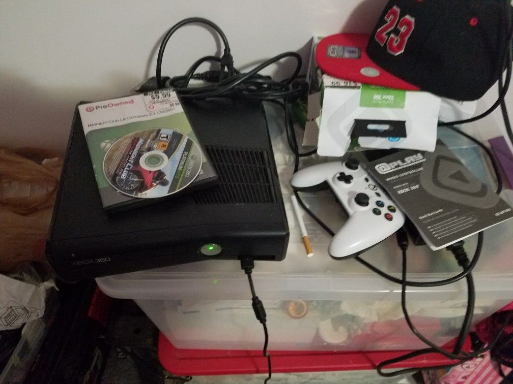 Xbox 360, Brand new controller, hookups, 1 game