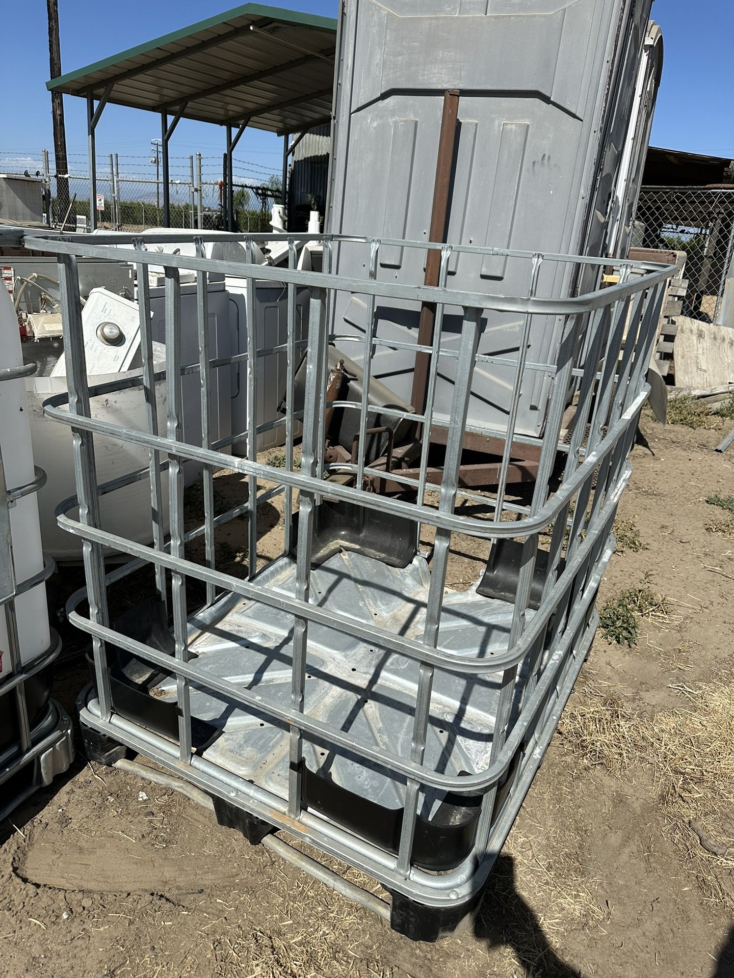 Tote cages