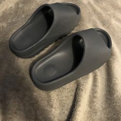 gray yeezy slides