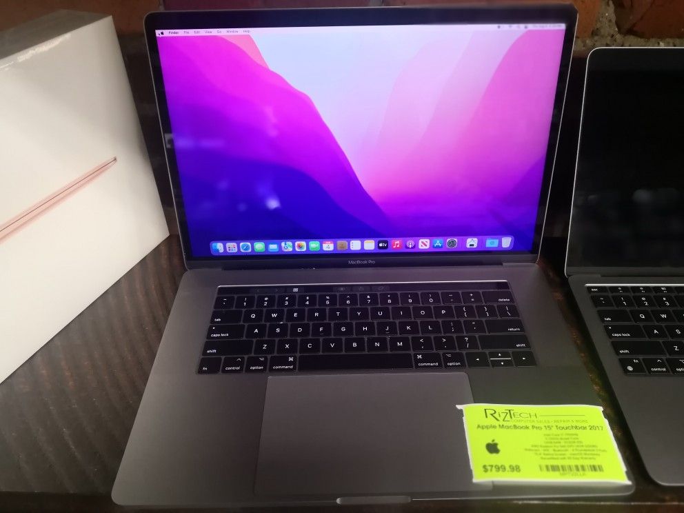 Apple MacBook Pro 15" Touchbar 2017
Intel Core i7-7920HQ
3.10GHz Quad Core
16GB RAM-512GB SSD
AMD Radeon Pro 560 GPU (4GB GDDR5)
Webcam
WiFi