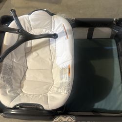Graco Pack 'n Play Change 'n Carry Playard  With Travel Bag 