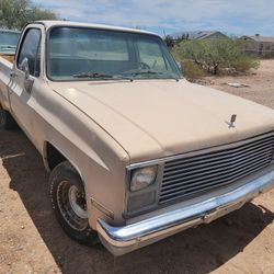 1985 CHEVY C-10 Long Bed.