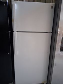 New GE
17.5 cu. ft. Top Freezer Refrigerator in White