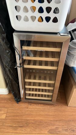 Wine refrigerator
