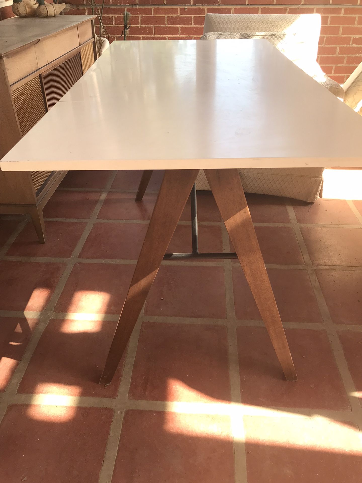 White top table Walnut