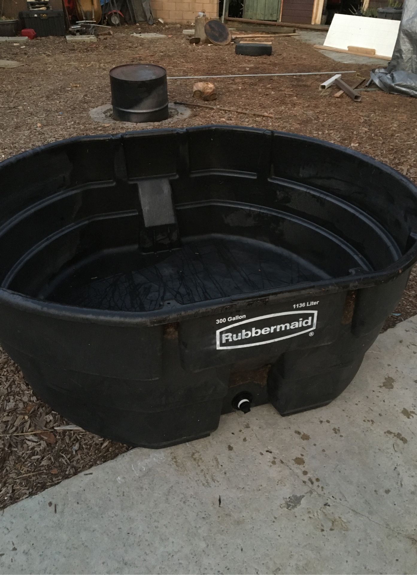 Rubbermaid Stock tank 300 gallons,