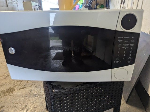 General Electric Microwave - Works