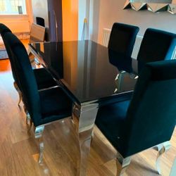Dinning table and chairs 