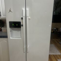 Side By Side Refrigerator Freezer For Sale With Icemaker And Water. Works Excellent.