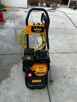 Shop DEWALT 3400 psi 2.5 GPM Gas Cold Water Pressure Washer with OEM Axial Pump
