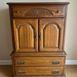 Sumter Oak Dresser in Good Condition with 5 Drawers Natural Finish - Scott, LA