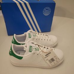 New size 5.5Y girls / boys Adidas Stan Smith J  white casual tennis shoes nib