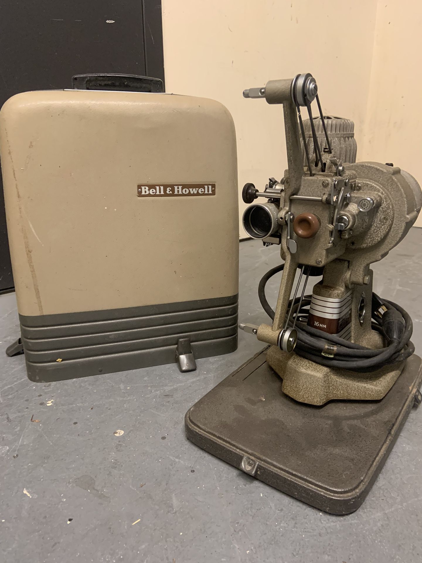BELL & HOWELL Projector
