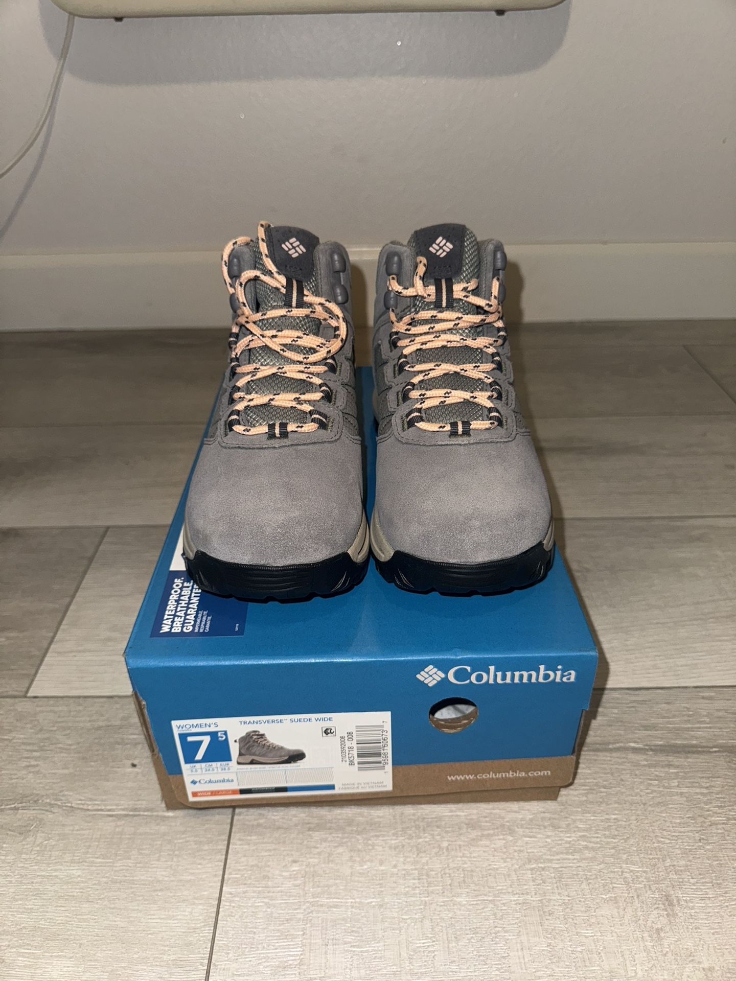 BRAND NEW Columbia Boots