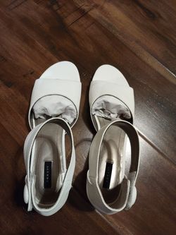 ARRAY White or Grey Low Wedge Sandals - size 10N