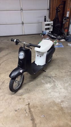 razor moped BLACK (need gone comes with charger)