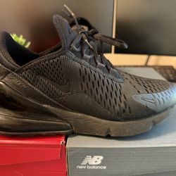 Black Nikes 6.5 US Unisex 