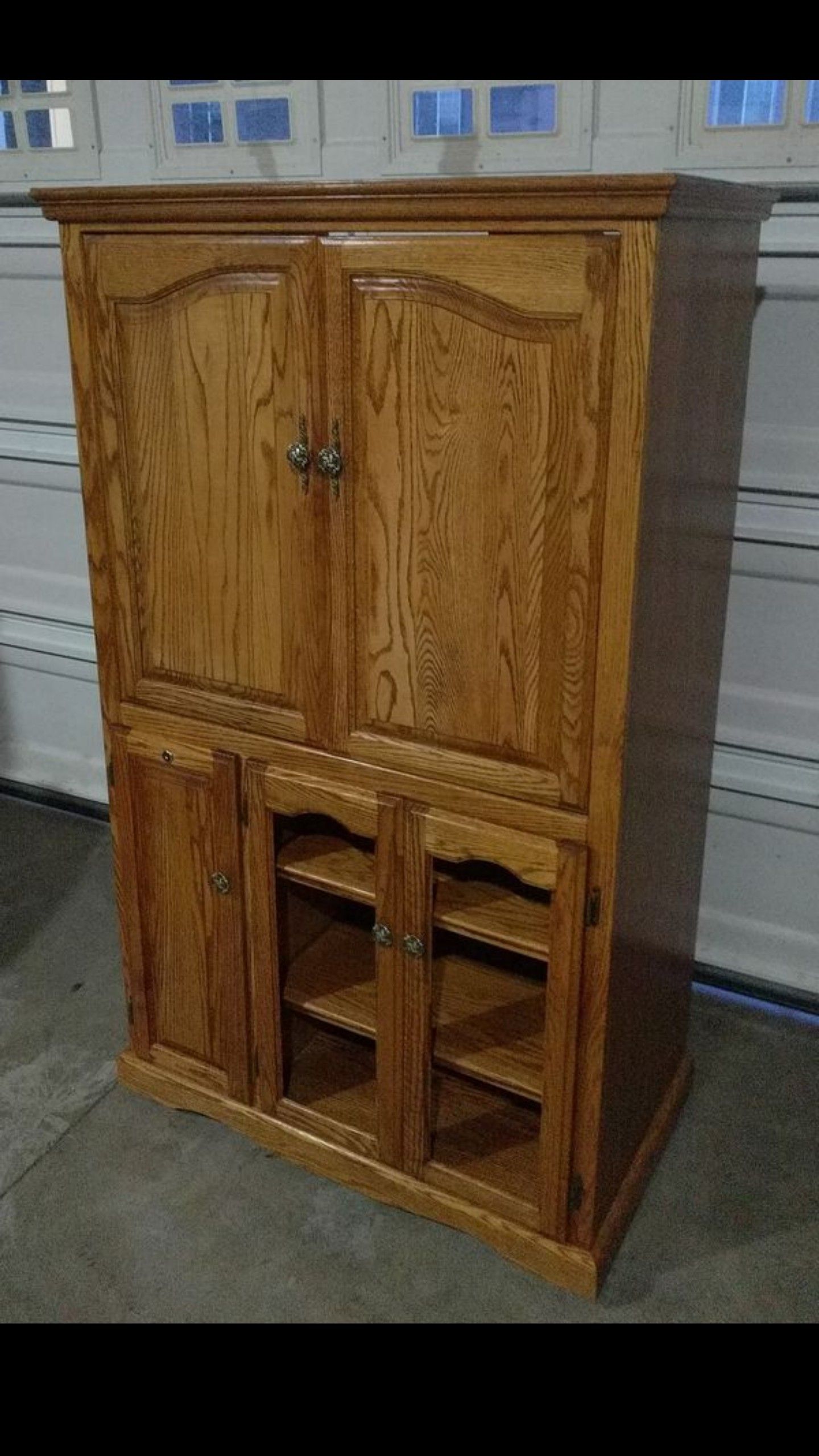 Beautiful Oak TV Cabinet / Entertainment Center