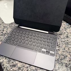 11in a2975 Magic Keyboard & Apple Pencil Pro