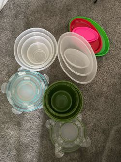 Plastic food storage containers