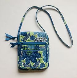 Vera Bradley Crossbody Bag. Doodle Daisy pattern. Great Condition!