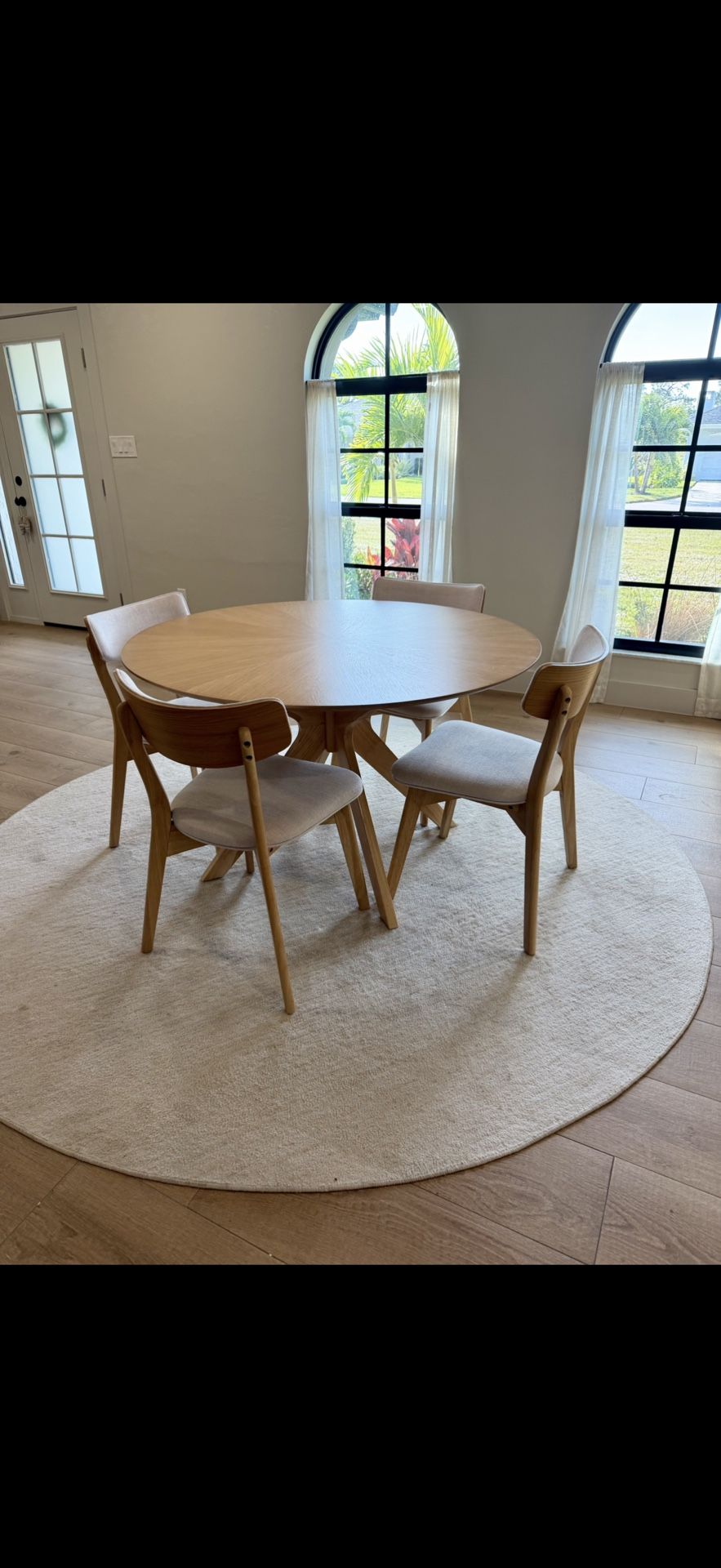 Dining room table  Solid Oak Wood Circular Dinner Table  With 4 Chairs Included  Table dimensions: 47.5” x 29” 