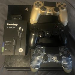 PS4 Including 3 Controllers 