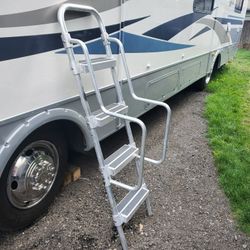  Aluminum 4 steps ladder.