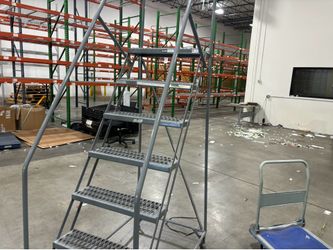 6’ warehouse safety ladder