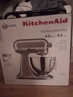 KitchenAid Mixer / Metal food grinder.