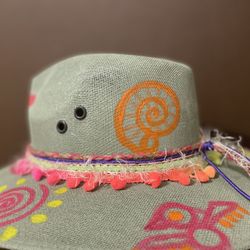 Hands Pinter. Yute Material. Sombrero Artesanal Pintado A Mano De Yute.