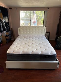 Queen bed with drawers and mattress