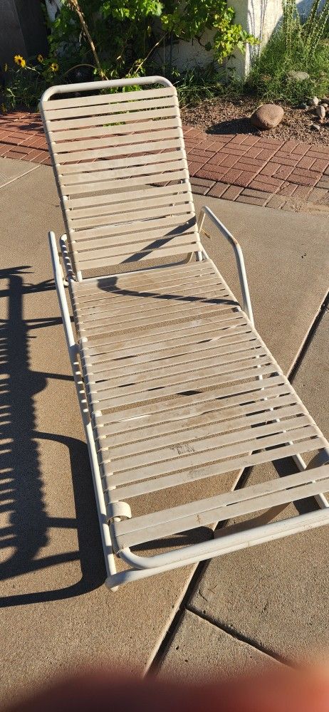 Free Pool Chais Lounge