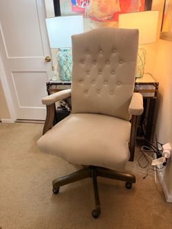 Elegant Tufted High-Back Upholstered Office Chair – Cream/Beige